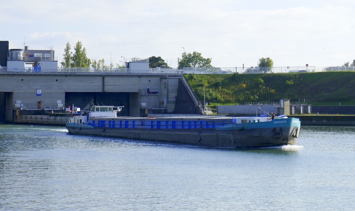 GMS NAMASTE  ENI 02318625, rheinabw�rts nach der Schleuse Vogelgr�n/Elsa�, Okt.2025