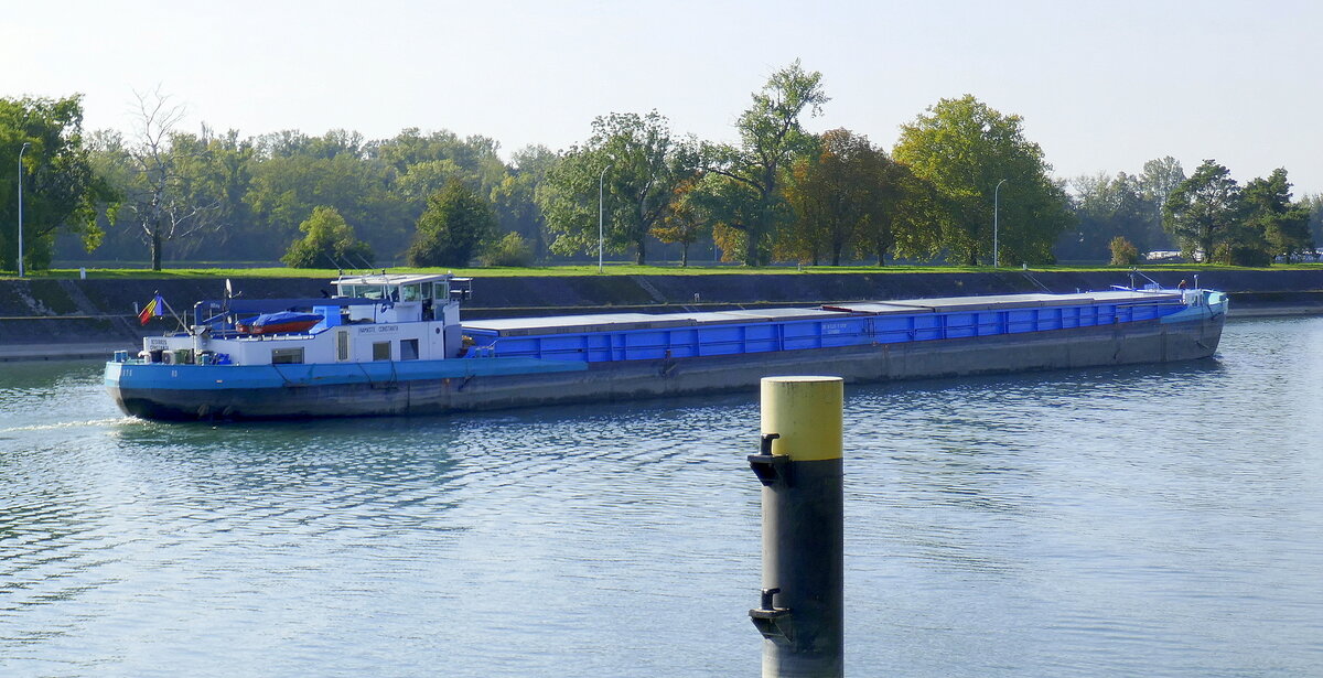 GMS NAMASTE ENI 02318625, rheinabw�rts nach der Staustufe Vogelgr�n/Elsa�, Heckansicht, Okt.2025