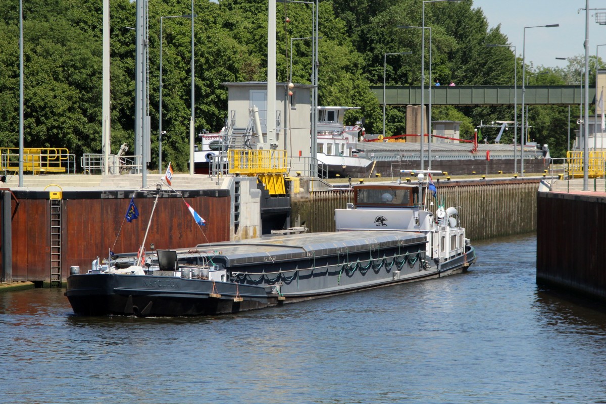 GMS  NAPOLEON (02312650 , 63 x 6,35m) verließ am 10.07.2015 nach der Talschleusung in der Südkammer die Main-Schleuse Eddersheim.