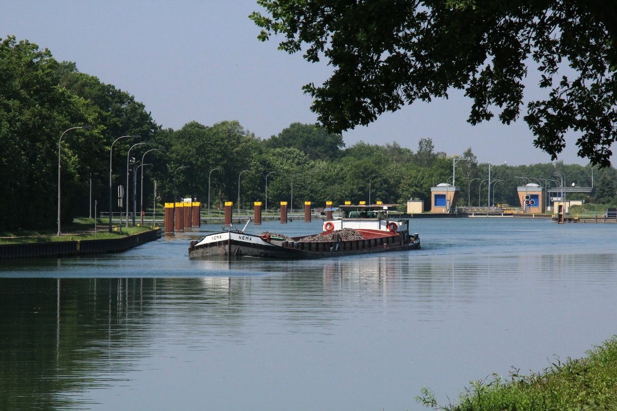 GMS Nema (02205288 , 67 x 8,15m) am 14.05.2018 nach dem Verlassen der Schleuse Flaesheim im Wesel-Datteln-Kanal zu Berg.