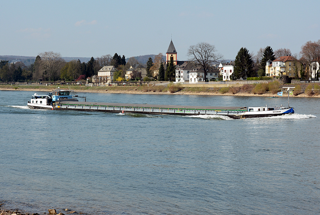 GMS  NESSAJA  auf dem Rhein, im Hintergrund Erpel - 28.03.2014