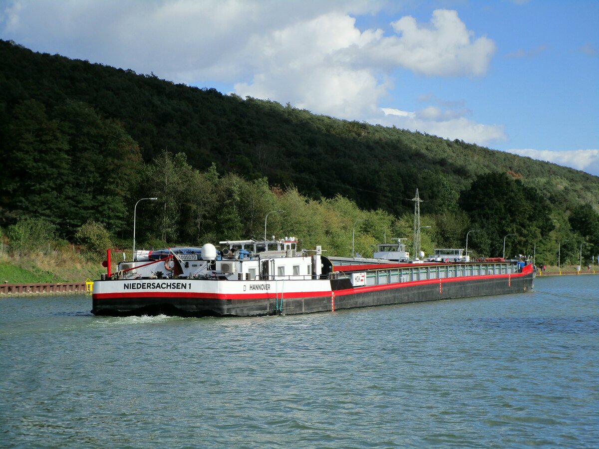 GMS  NIEDERSACHSEN 1  (04005070 , 85 x 9m)  am 25.09.2022 im  DORTMUND-EMS-KANAL  bei Bergeshövede auf Bergfahrt.