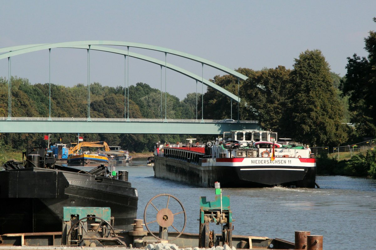 GMS Niedersachsen 11 , 04002190 , 85 x 9m , am 13.09.2016 im Sacrow-Paretzer-Kanal (UHW) bei Marquardt zu Berg Ri. Berlin. Zur Zeit wird an diesem Abschnitt gebaut und das GMS Hans Krieger , 04601960 , wird im Hintergrund mit Aushubmaterial beladen.