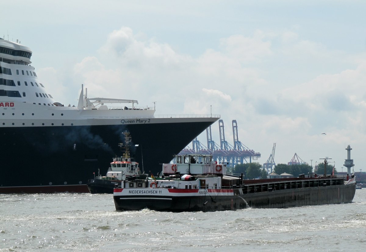 GMS Niedersachsen 11 (04002190 , 85 x 9m) querte den Bug der QM2 am 17.06.2016 auf der Norderelbe im Hafen HH zu Tal. 