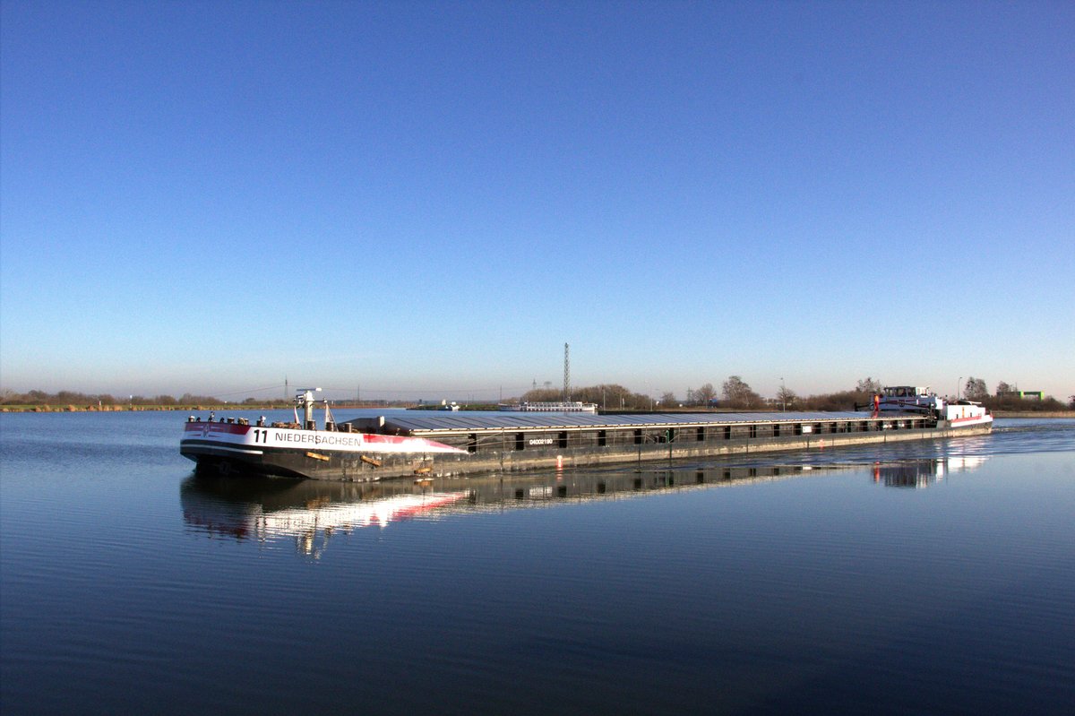 GMS Niedersachsen 11 (04002190 , 85 x 9m) am 05.12.2019 nach der Bergschleusung in Rothensee im gleichnamigen Verbindungskanal vor der Einfahrt in den Mittellandkanal.