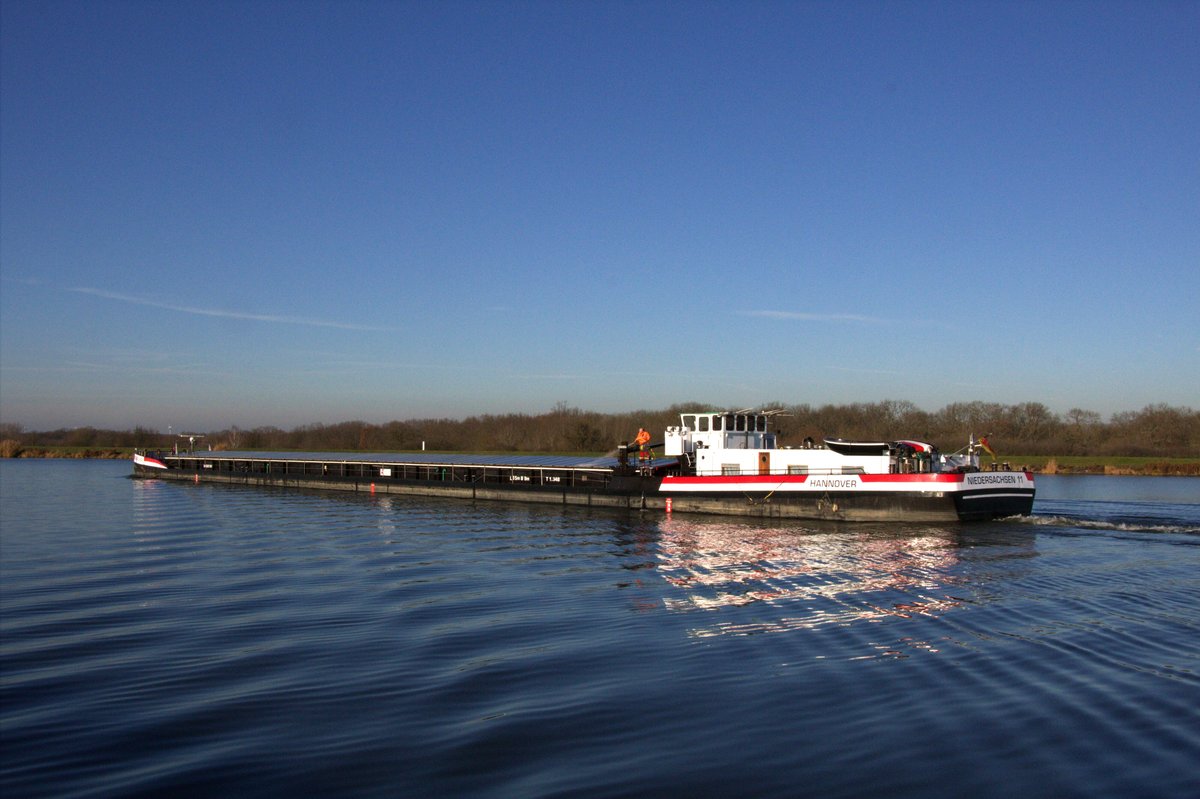 GMS Niedersachsen 11 (04002190 , 85 x 9m) am 05.12.2019 nach der Bergschleusung in Rothensee bei der Einfahrt in den Mittellandkanal zu Tal.