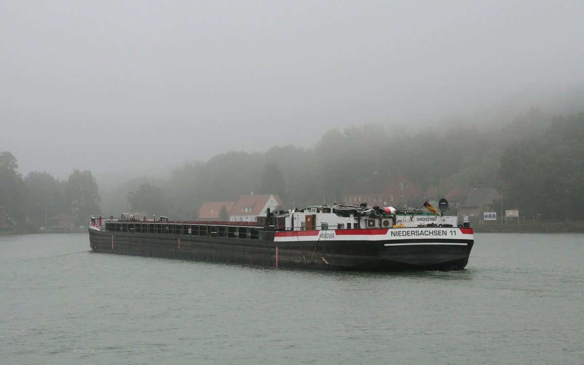 GMS NIEDERSACHSEN 11 (04002190 , 85 x 9m) am 30.09.2020 im Nassen Dreieck / DORTMUND-EMS-KANAL auf Talfahrt. Nebel lag über dem Teutoburger Wald und den Wasserstrassen. 