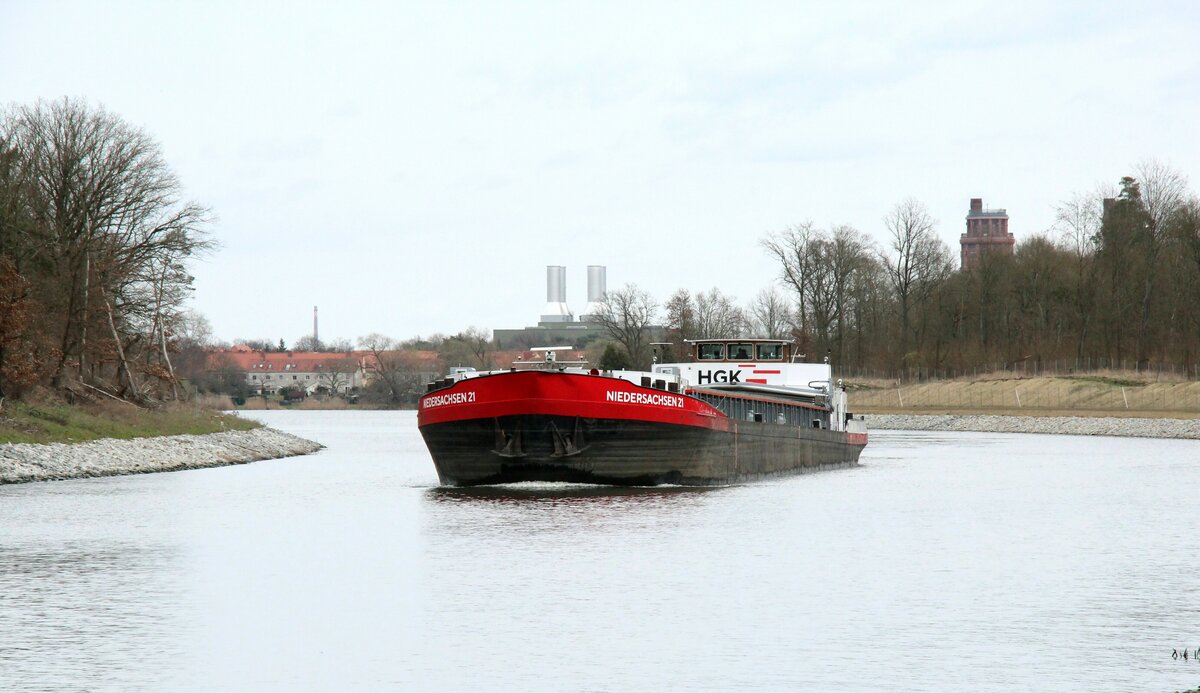 GMS  NIEDERSACHSEN 21  (02326219 , 100 x 11m)  am 23.03.2023 im  ELBE-HAVEL-KANAL  zw. dem Wendsee und der Schleuse Wusterwitz. Das GMS kam von der Spree in Berlin und fuhr Richtung Genthin / Magdeburg / Bülstringen.  