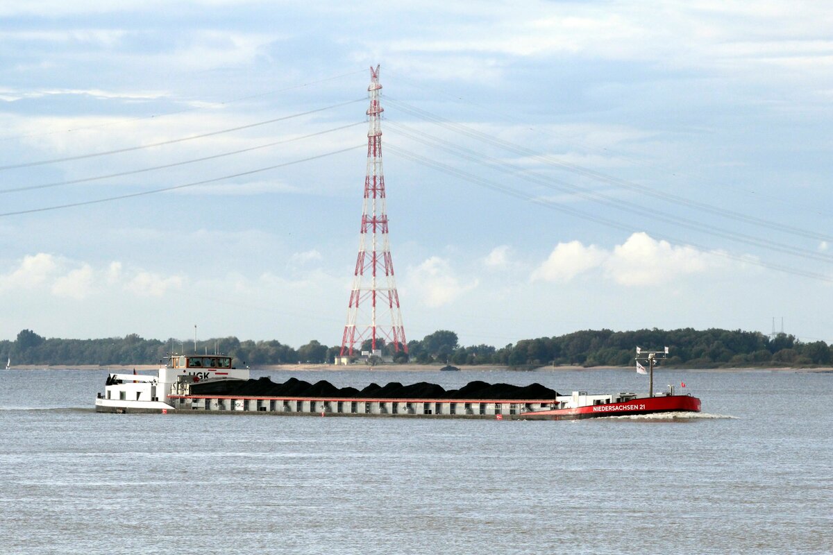 GMS  NIEDERSACHSEN 21  (02326219 , 100 x 11m) , am 23.09.2023 auf der  ELBE  Höhe Lühe zu Berg Richtung Hamburg.