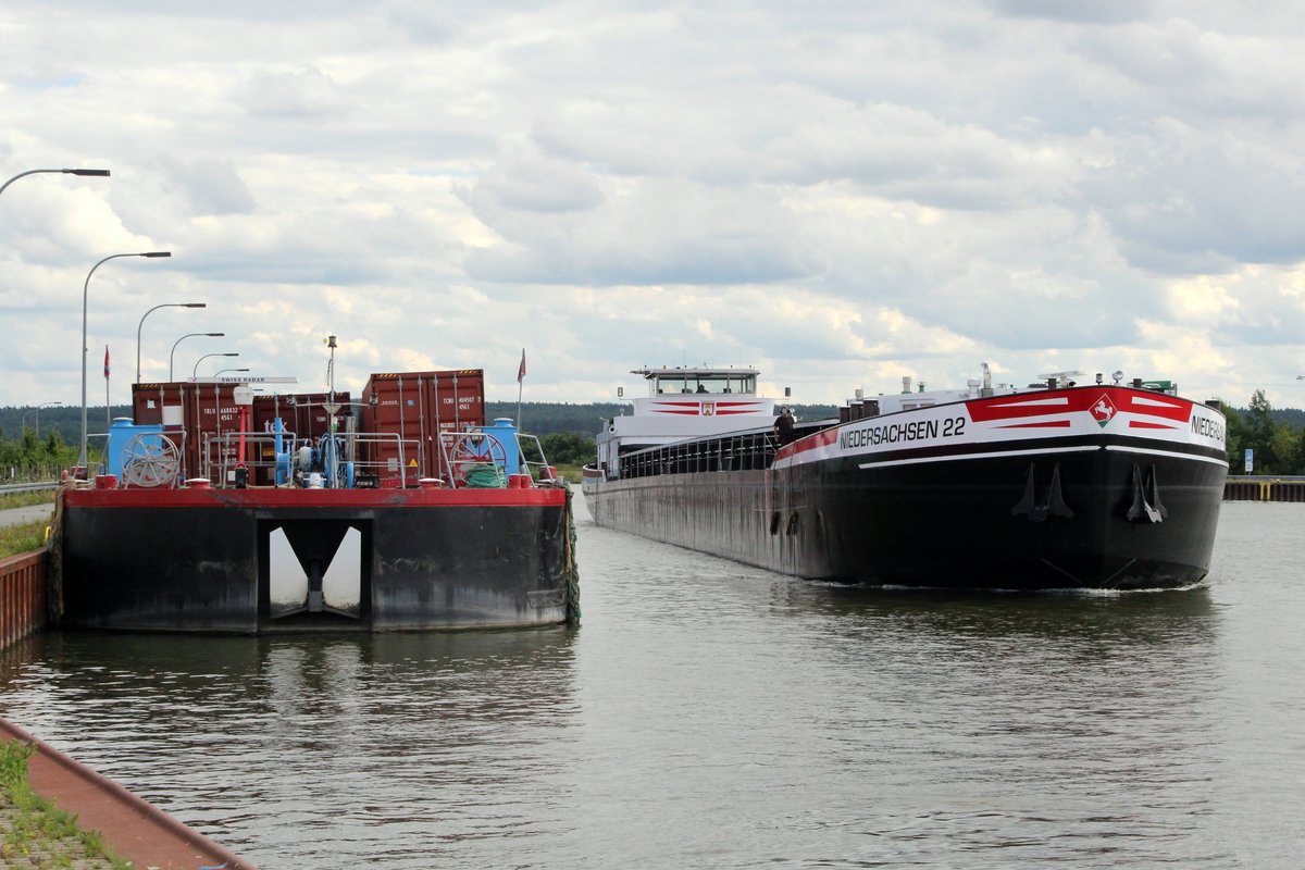 GMS NIEDERSACHSEN 22 (02323514 , 100 x 10,50m) am 19.07.2016 im Oberen Vorhafen (ESK) der Schleuse Uelzen II. Das GMS kam den Elbeseitenkanal vom KW Mehrum zu Tal. Neben dem GMS festgemacht und wartend ein mit Containern beladener Schubverband der DBR. Zu sehen ist die Kopfbarge an der Spitze des Schubverbandes.