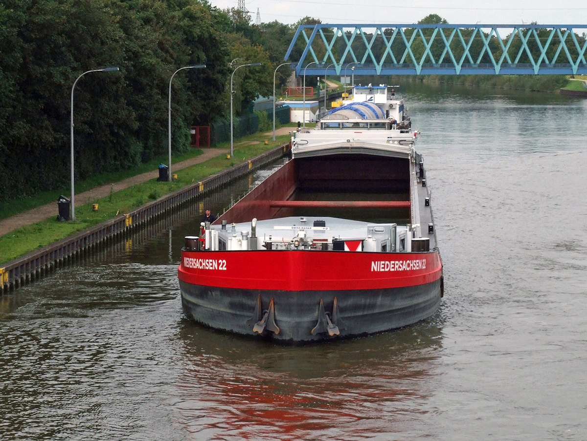 GMS NIEDERSACHSEN 22 (ENI:02323514) L.100 m B.10,50 m T 2326 Flagge Deutschland auf dem WDK am 28.09.2023 an der Schleuse Datteln.