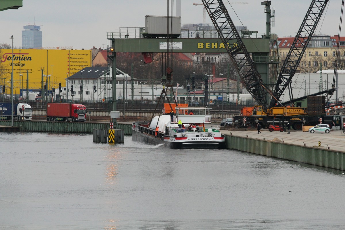 GMS Niedersachsen 8 (04002200 , 85 x 9m) bekam am 16.02.2016 im Becken I des Berliner Westhafens  seine 2.Siemens-Gasturbine  von den 2 Kränen in den Laderaum gehievt.