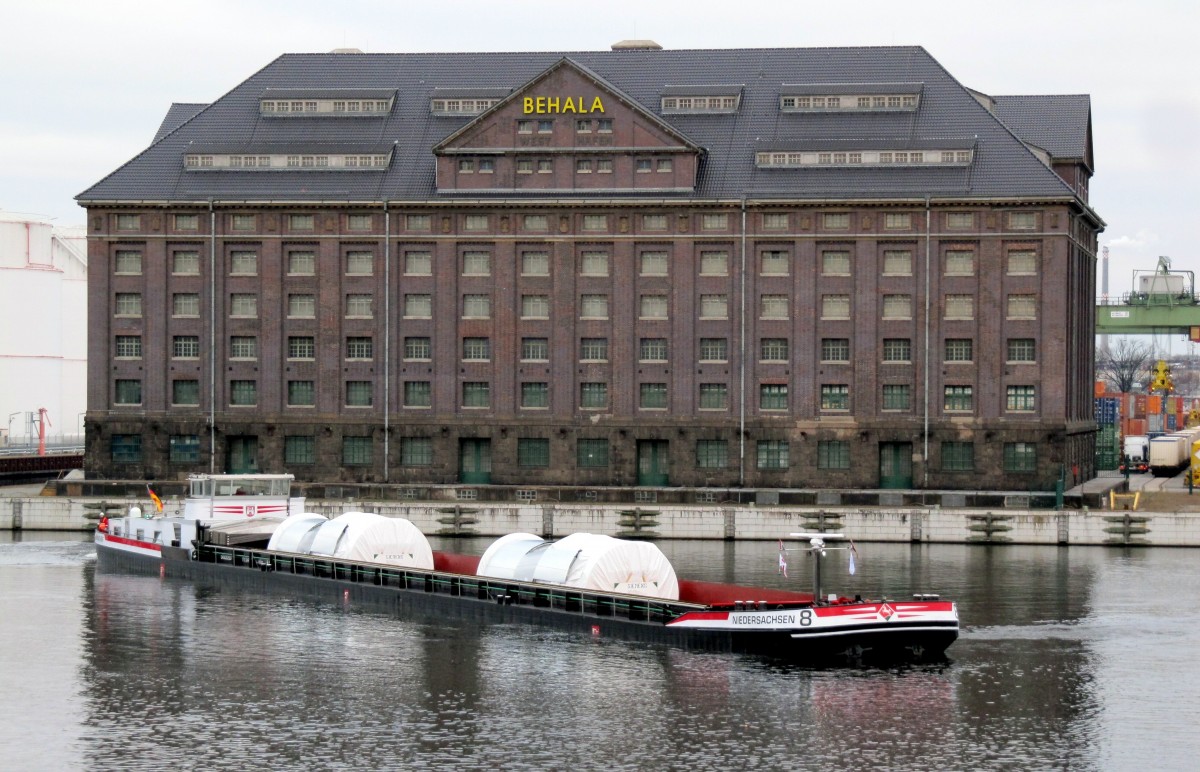 GMS Niedersachsen 8 (04002200 , 85 x 9m) am 16.02.2016 im Berliner Westhafen. Das GMS transportiert 2 Siemens-Gasturbinen zum Hafen Rotterdam.