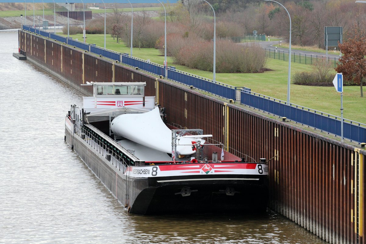 GMS Niedersachsen 8 (04002200 , 85 x 9m) lag am 23.11.2017 im Unterwasser der Schleuse Rothensee und wartete auf seine Bergschleusung.