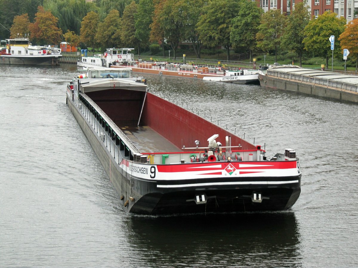 GMS Niedersachsen 9 , 04002180 , 85 x 9m , am 12.10.2016 auf der Havel in Berlin-Spandau auf Bergfahrt.