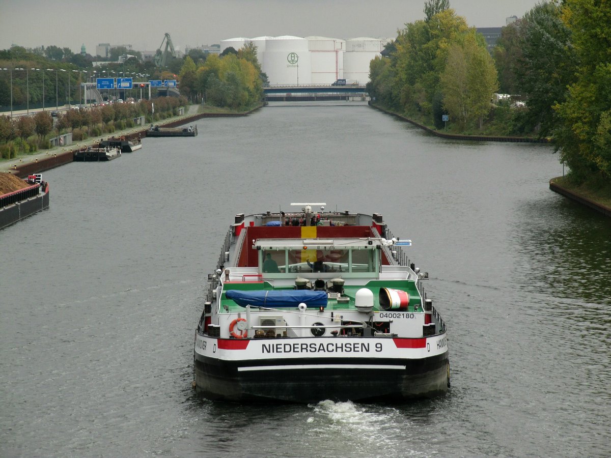 GMS Niedersachsen 9 , 04002180 , 85 x 9m , am 12.10.2016 im Westhafenkanal auf Bergfahrt zum Berliner Westhafen (im Hintergrund).