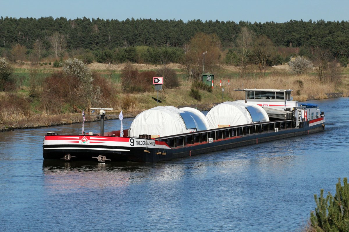 GMS Niedersachsen 9 (04002180 , 85 x 9m) am 01.04.2016 im Elbe-Havel-Kanal (EHK) bei Niegripp mit Fahrtrichtung Westen / Schleuse Hohenwarthe.