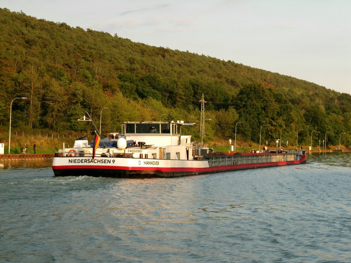 GMS  NIEDERSACHSEN 9  (04002180 , 85 x 9m) am 29.09.2022 im  DORTMUND-EMS-KANAL  Höhe Bergeshövede auf Bergfahrt.