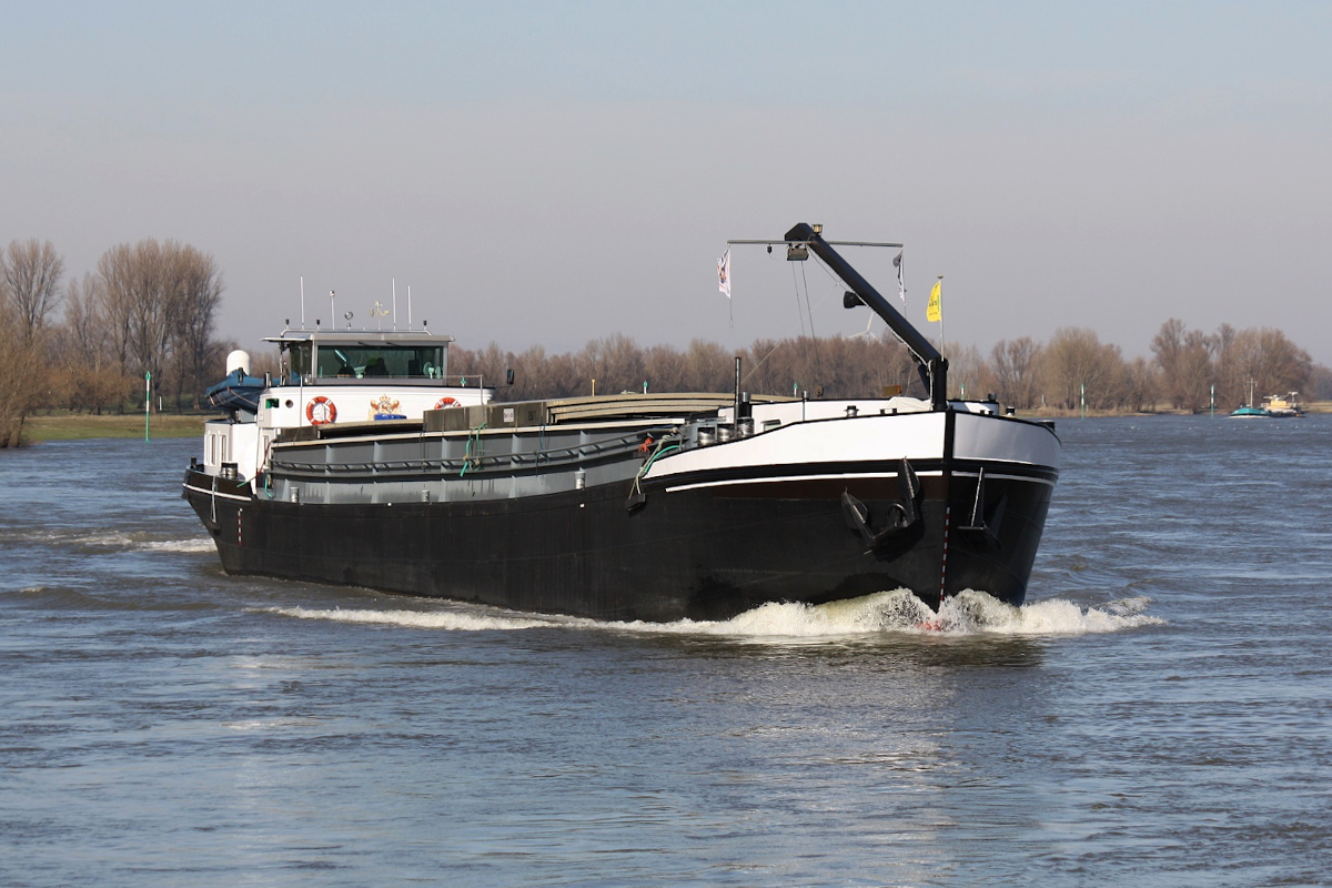 GMS NOORDSTERN II ENI:02312037 L.69 m B.7,26 m T 850 Flagge Niederlande auf dem Rhein am 28.02.2022 zu Berg bei Xanten.