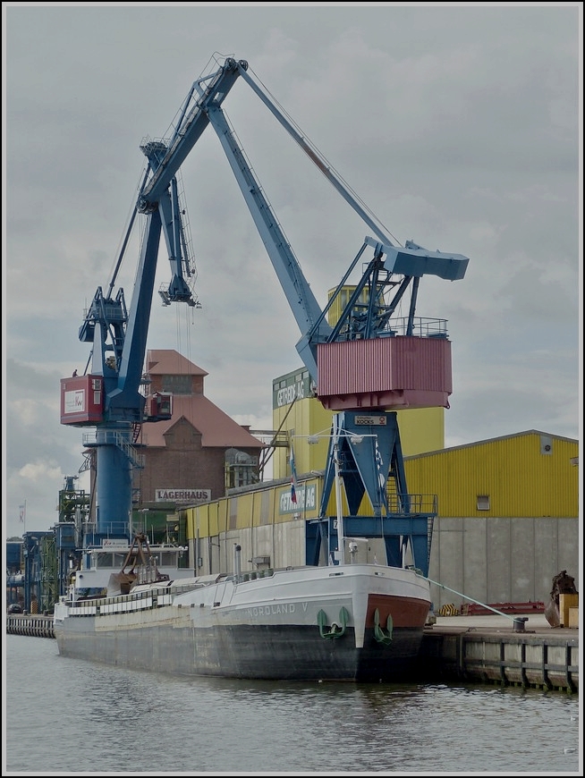 GMS NORDLAND V wird von einem Hafenkran in Rendsburg entladen. 18.09.2013. Schiffsdaten: Bj 1964 bei der Arminiuswerft in Bodenwerder, Euronr. 04018830, L 85 m, B 9,5 m, Motorleistung 1100 Ps, Zulandung 1407 t. 