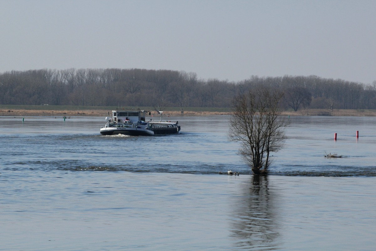 GMS Nordland VII (05307200 , 85 x 9,50m) am 17.03.2016 auf Elbe-Talfahrt am km 439. Dort muß die Fahrwasserseite gewechselt werden.