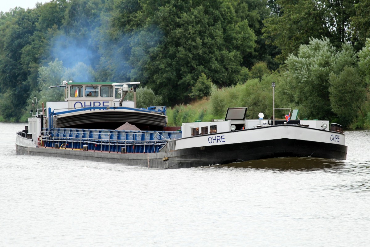 GMS Ohre , 04001810 , 80 x 8,25 , kommt am 17.08.2013 mit starker l/Rauchfahne auf dem MLK a.d. Liegestelle Bergfriede/Oebisfelde vorbei u. fhrt Ri. WOB.