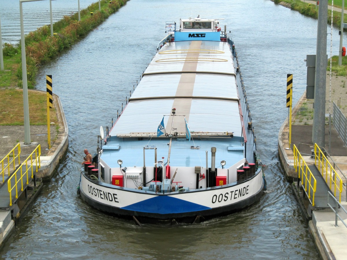 GMS Oostende , 4029710 , 80 x 9 , am 28.07.2013 auf der Main-Talfahrt in die Schleuse Steinbach einfahrend. Diese Schleuse u.a. am Main sind bereits Ferngesteuert.