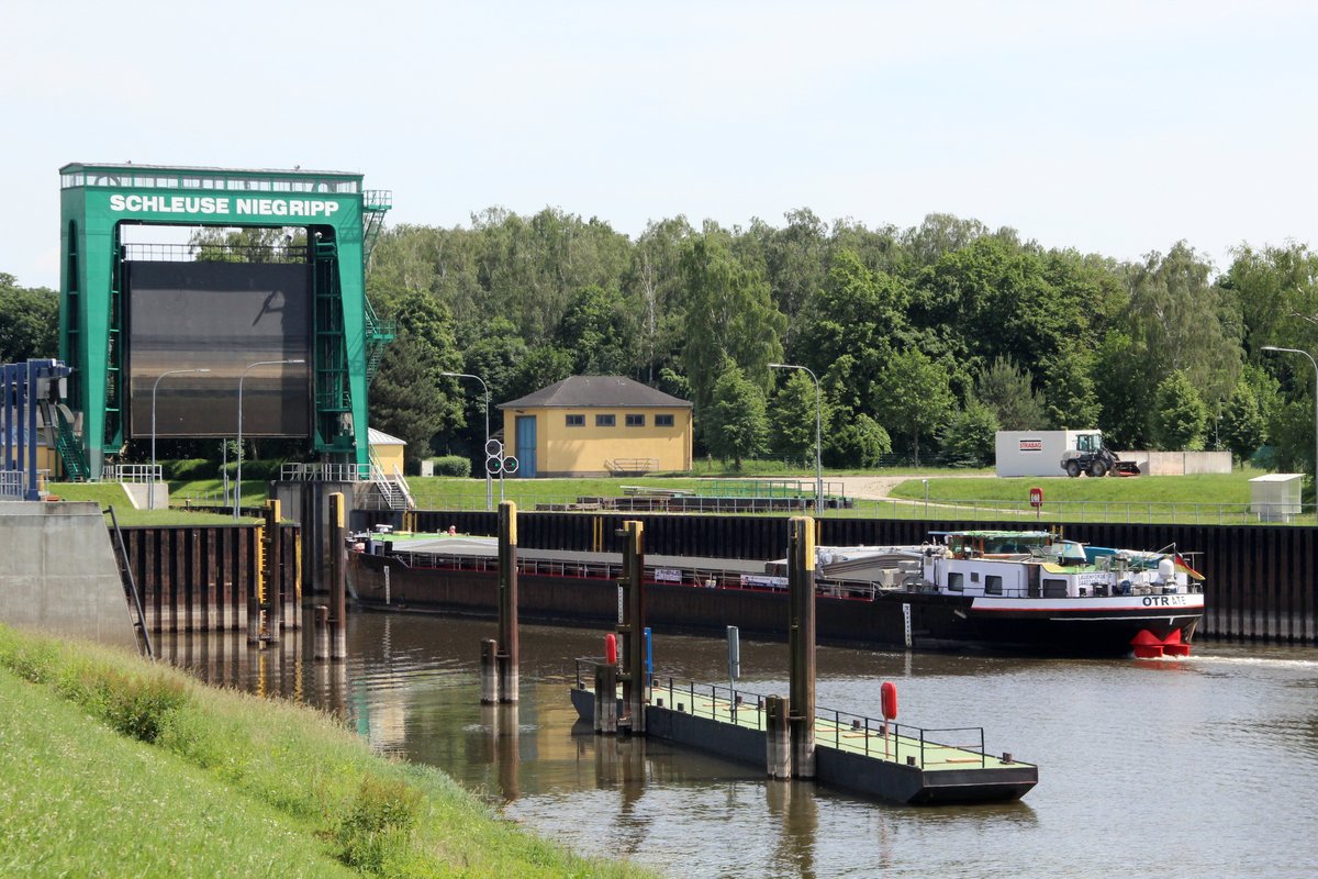 GMS Otrate (04403460 , 80 x 9,50m) am 07.06.2016 bei der Einfahrt in die Schleuse Niegripp von der Elbe zu Berg kommend.