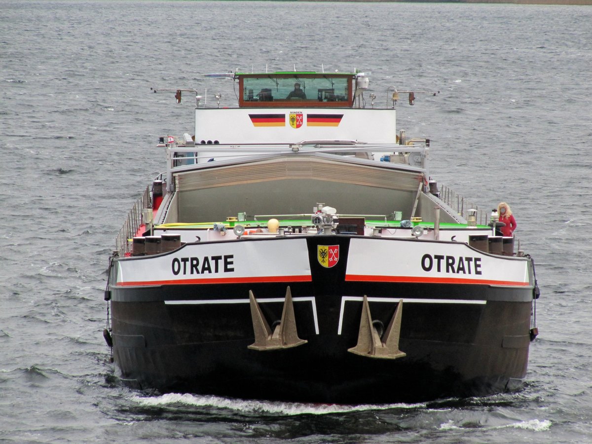 GMS Otrate (04403460 , 80 x 9,50m) - ein Schmuckstück - am 12.12.2017 im Berliner Tegeler See mit Anfahrt auf den Borsighafen.