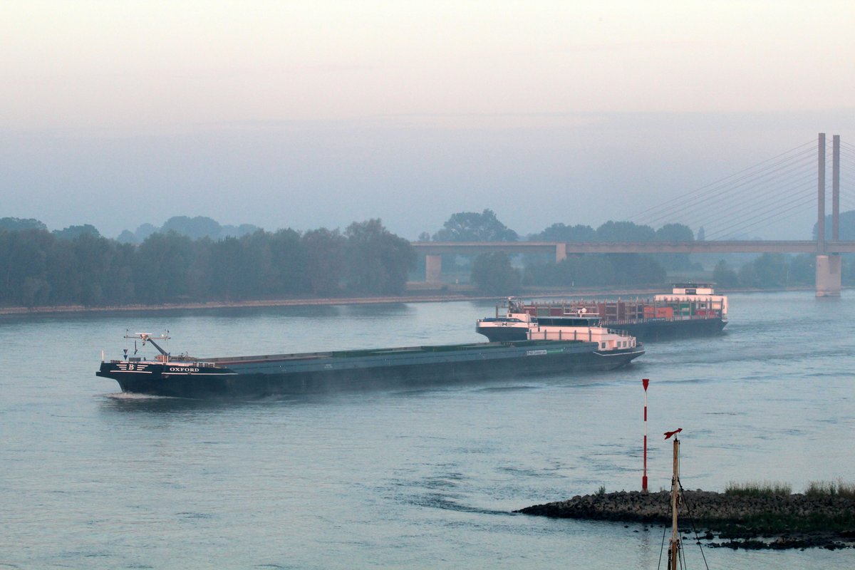 GMS Oxford (06105018 , 135 x 14,2m) überholte am frühen Morgen des 06.07.2017 auf dem Rhein zu Berg bei Rees das GMS Covano (02323931).