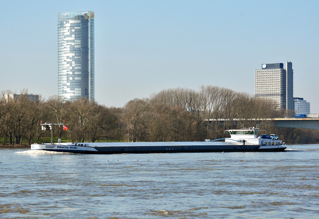 GMS  Panta Rhei  auf dem Rhein bei Bonn. Hintergrund links der  Post Tower  und rechts  Langer Eugen  (UN-Hochhaus) - 16.02.2016