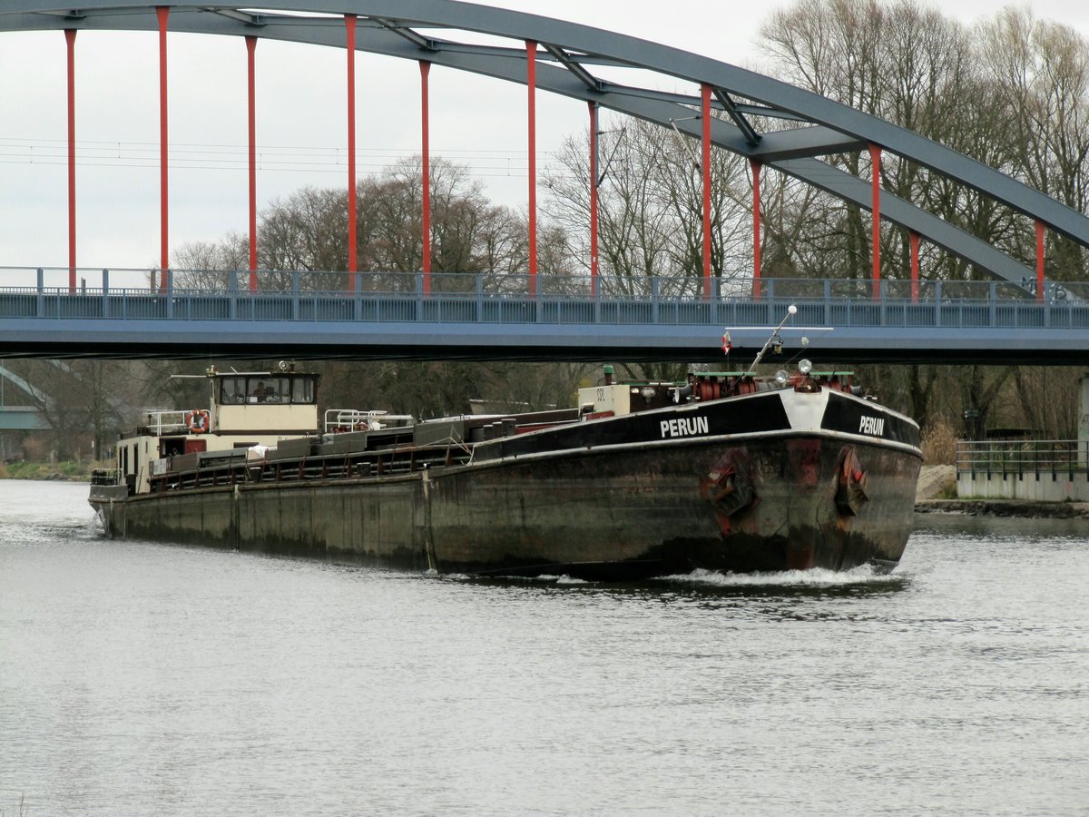 GMS Perun (08451027 , 80 x 9,36m) am 14.12.2017 im Sacrow-Paretzer-Kanal / UHW bei km 26 zu Tal. Das GMS hatte gerade die Eisenbahnbrücke Marquardt unterquert.