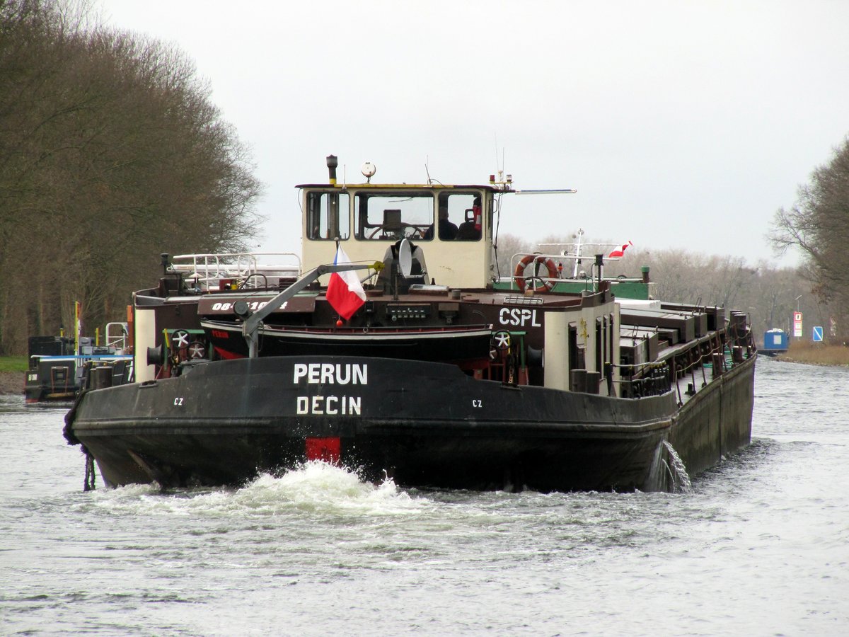 GMS Perun (08451027 , 80 x 9,36m) am 14.12.2017 auf dem Sacrow-Paretzer-Kanal / UHW zw. Marquardt u. Schlänitzsee zu Tal.