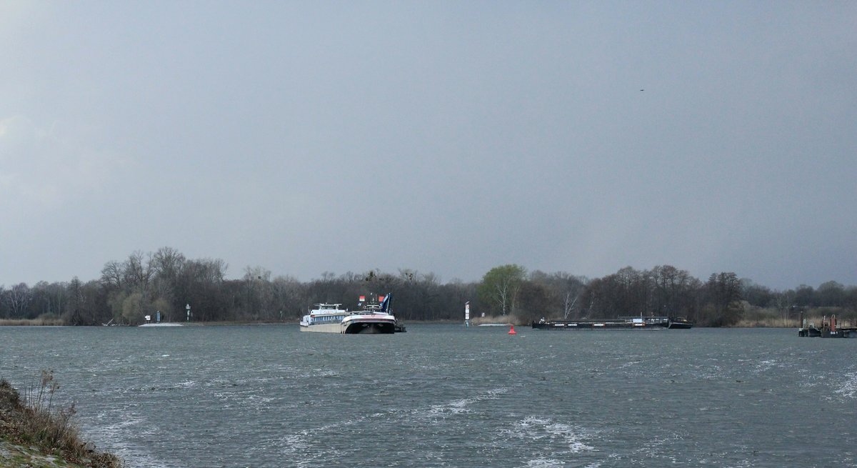 GMS  PETERSHAGEN  (05501660 , 85 x 9m) lag am 06.04.2021 in der Fahrrinne der  UNTEREN HAVEL-WASSERSTRASSE (UHW) im SCHLÄNITZSEE an einem Schwimmbagger.