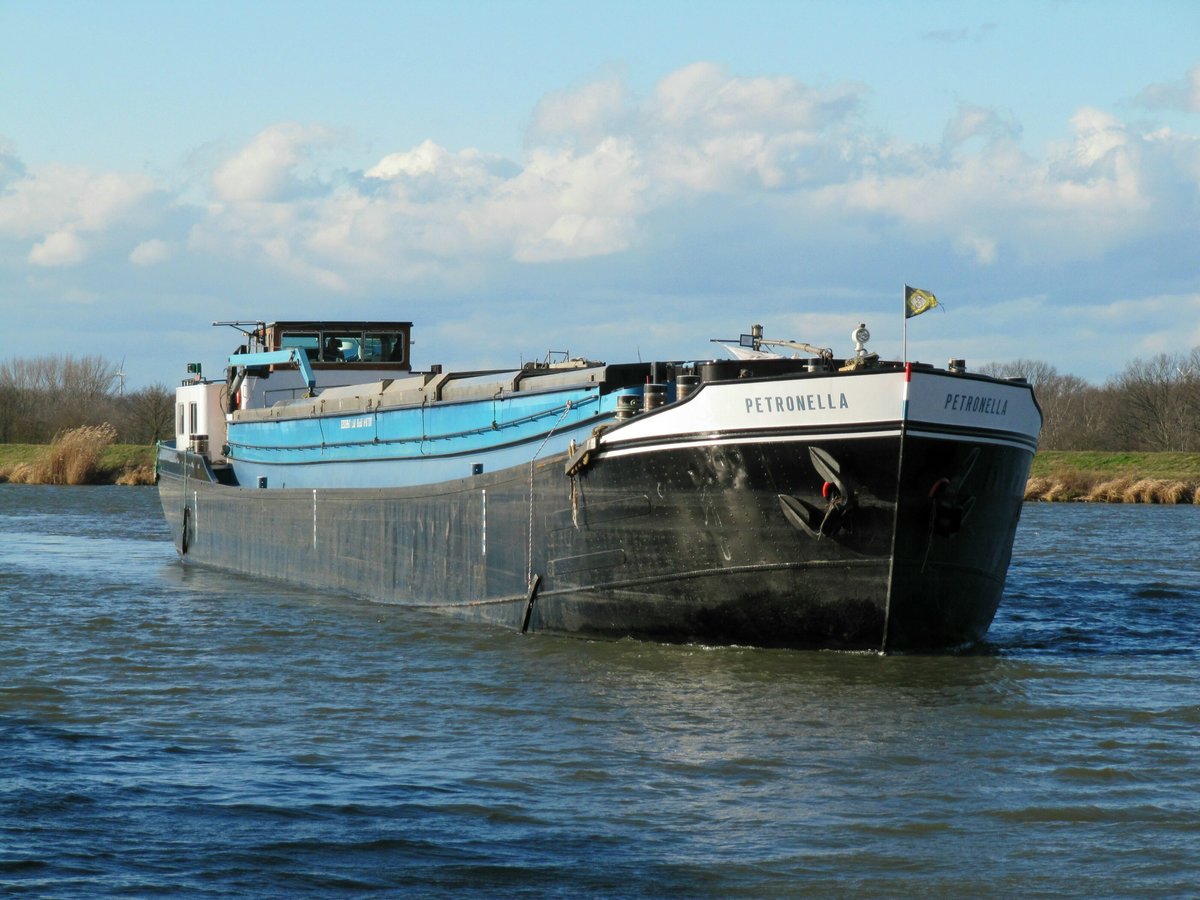 GMS Petronella (02005867 , 60 x 6,60m) befuhr am 25.02.2020 den Mittellandkanal zu Berg und bog nach Steuerbord in den Rothenseer Verbindungskanal ab.