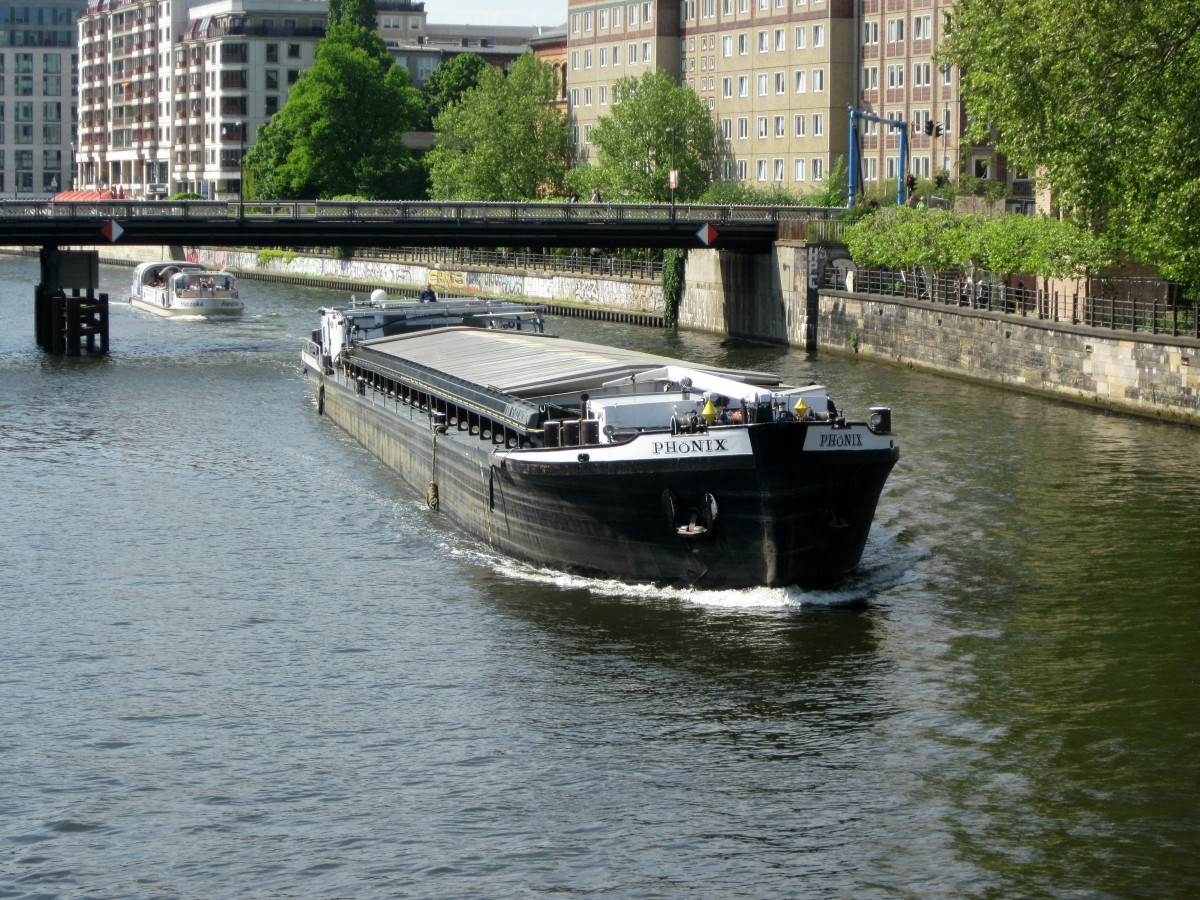 GMS Phönix (04030820 , 67 x 8,20) am 29.04.2014 auf der Spree zu Berg zw. Ebert-u.Monbijoubrücke.