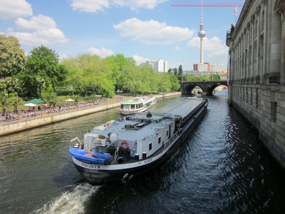 GMS Phönix (04030830 , 67 x 8,20) am 29.04.2014 auf der Spree zu Berg an der Museumsinsel