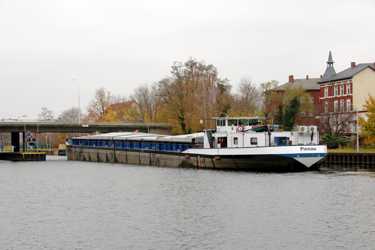 GMS  PINNAU  (04502660 , 86 x 10,50m) fuhr am 15.11.2021 in die Nordkammer der  SCHLEUSE BRANDENBURG / HAVEL  ein. Fahrtrichtung Genthin.