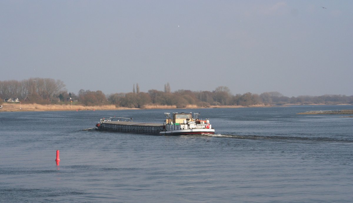 GMS Planeten Tor (04007460 , 85 x 9,02m) am 20.03.2011 auf der Elbe zw. Zollenspieker und Laßrönne auf Bergfahrt.