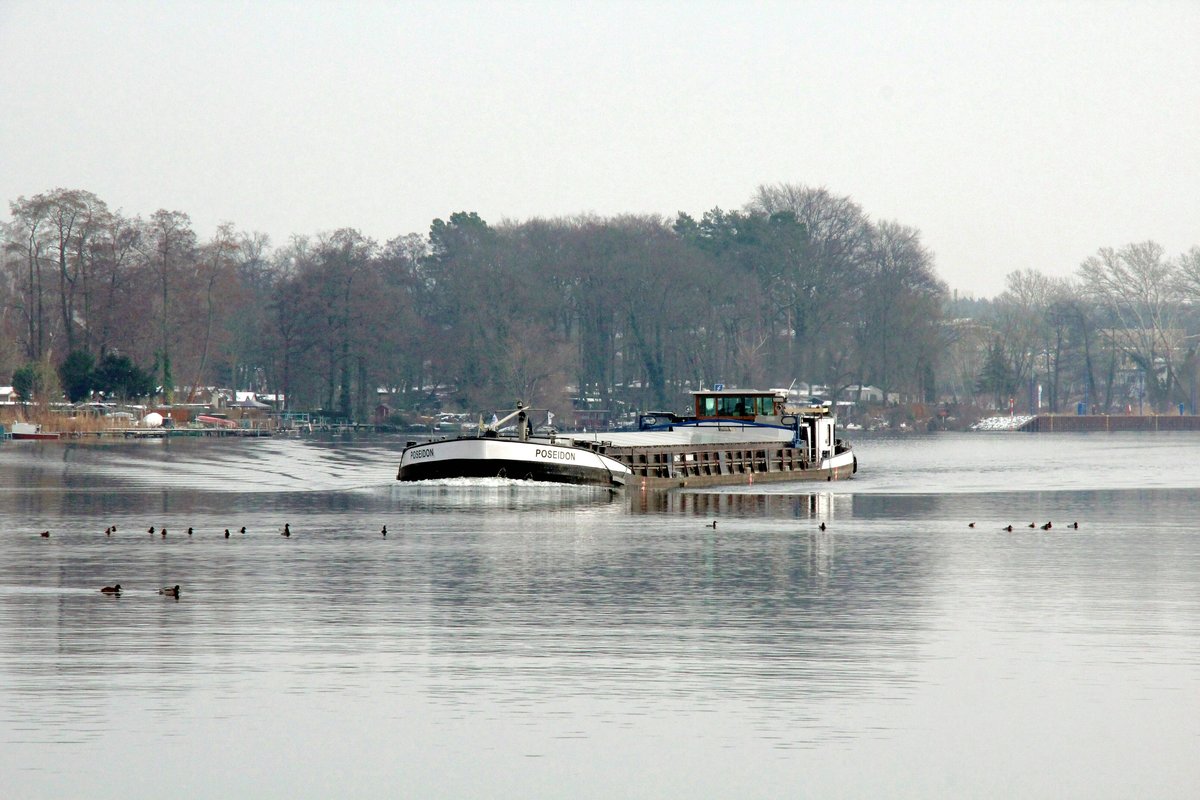 GMS  POSEIDON  (04003450 , 67 x 7,20m) am 01.02.2021 im WEIßER SEE / SPK / UNTERE HAVEL-WASSERSTRASSE auf Talfahrt.