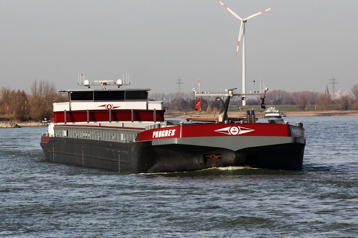 GMS Progres  Europa Nr.:02330688 am 14.11.2018 euf dem Rhein bei Xanten.