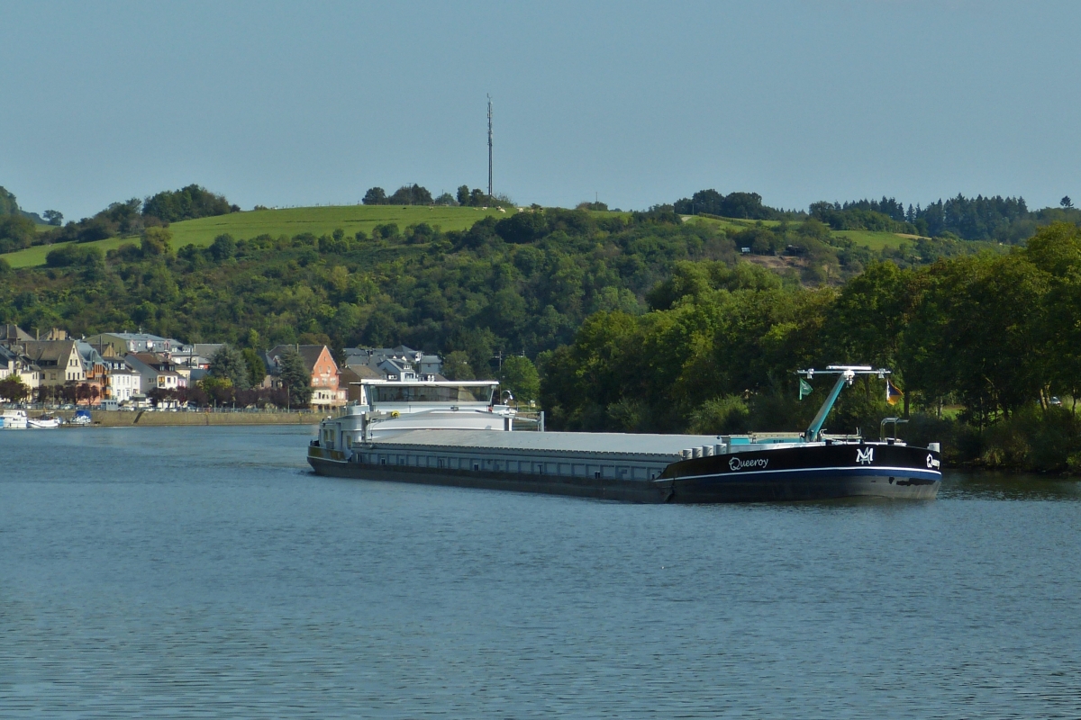 GMS QUEEROY, ENI 06105007; L 110 m; B 11,45 m; Tonnage 3279 t; fährt auf der Mosel an Wasserbillig vorbei, Heimathafen Merksem (B). 19.09.2021

