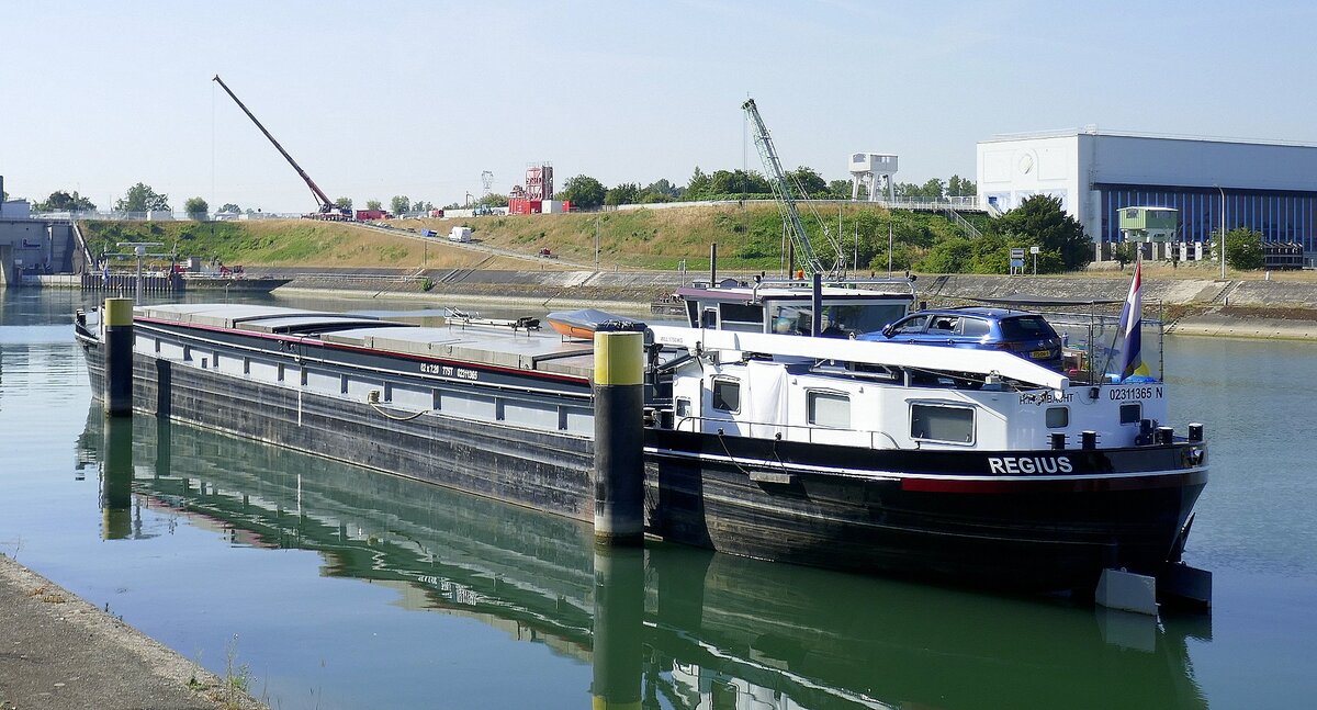 GMS REGIUS ENI 02311365, rheinaufw�rts in Warteposition vor der Staustufe Vogelgr�n/Elsa�, Heckansicht, Juni 2026