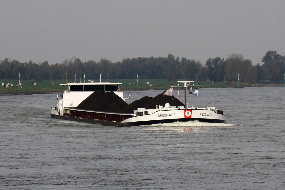 GMS Resonare (ENI:02323386) L.105m B.11m To.2639 auf dem Rhein bei Xanten zu Berg am 23.10.2019.