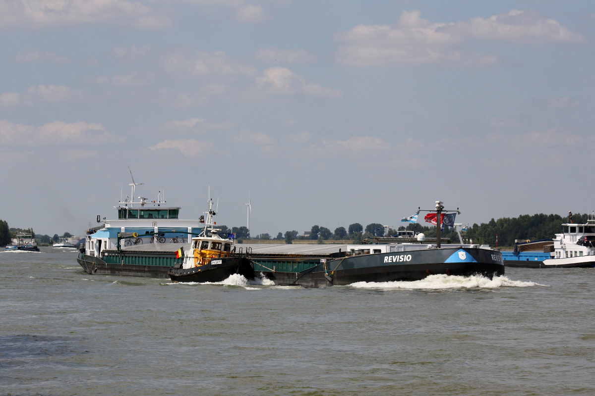 GMS REVISIO (ENI:06002827) L.110m B.11,40m To.2763 am 25.06.2020 auf dem Rhein in Xanten mit
Antriebshilfe Tug Jan Bart. 