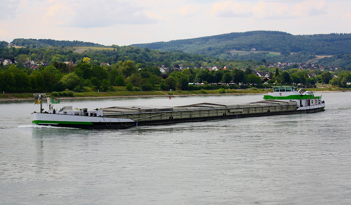 GMS RHEIN-MAIN (ENI-05501580) Flagge Deutschland L.105m B.10,50 T 2457 am 18.07.2020 auf dem Rhein in Braubach zu Berg.