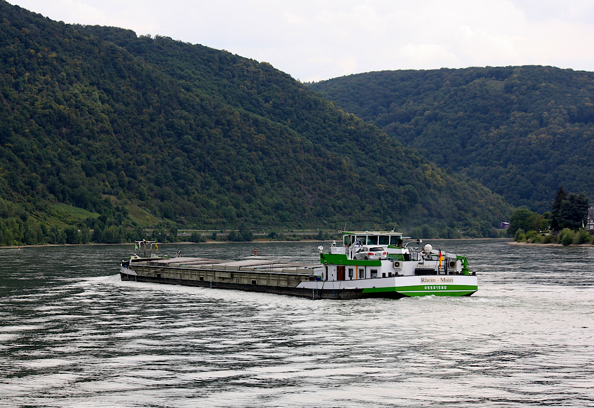 GMS RHEIN-MAIN (ENI-05501580) Flagge Deutschland L.105m B.10,50 T 2457 am 18.07.2020 auf dem Rhein in Braubach zu Berg.