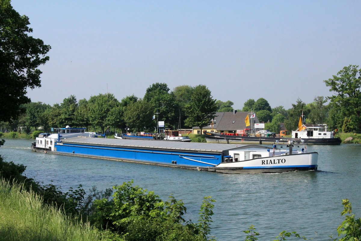GMS Rialto (02104653 , 84,5 x 9,37m) am 14.05.2018 im Dortmund-Ems-Kanal (DEK) am Abzweig des Wesel-Datteln-Kanales (WDK) mit Fahrtrichtung Lippe-Überführung in Fahrt. 