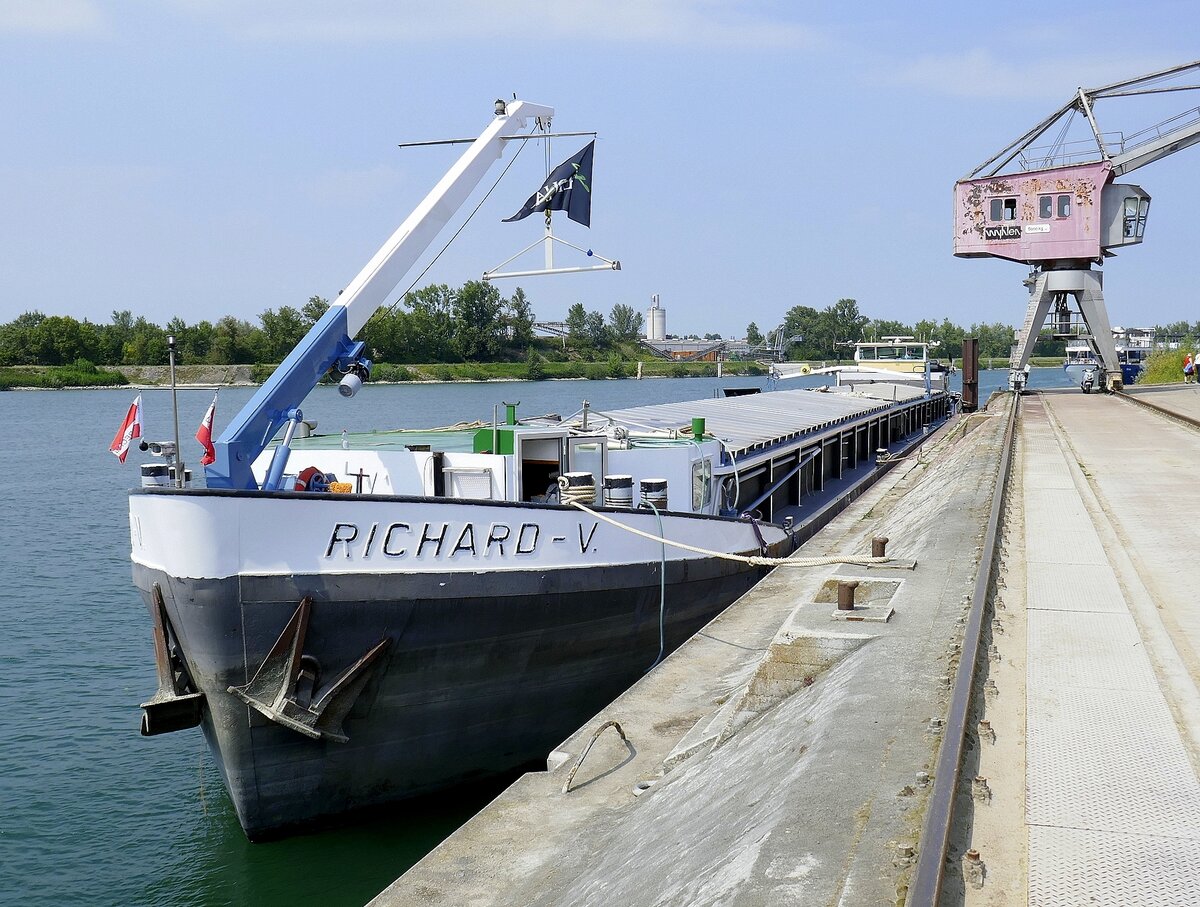 GMS Richard-V.,ENI 02316105, ankert im Rheinhafen Breisach, Aug.2025