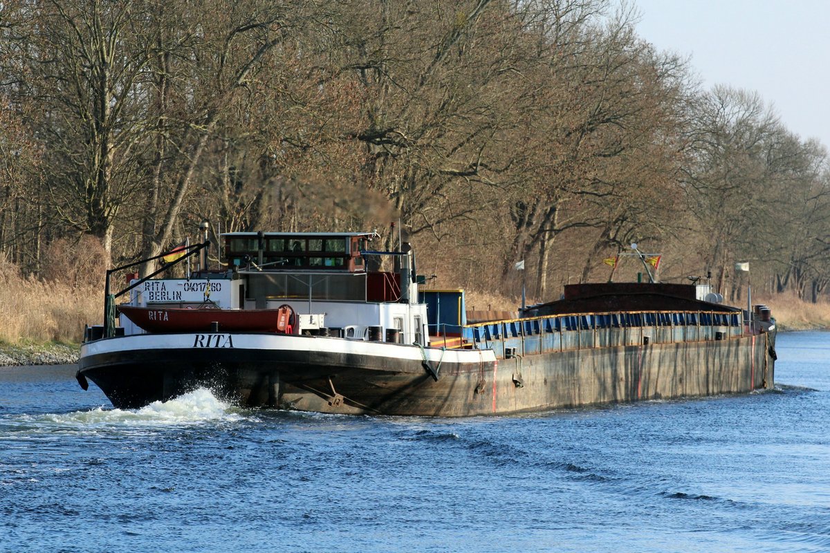 GMS Rita (04017260 , 76 x 9) , ein Frachter der häufig zw. Berlin und Brandenburg/Havel pendelt , am 15.01.2018 auf dem Sacrow-Paretzer-Kanal / UHW zw. Havelkanalmündung und der A10 zu Berg.